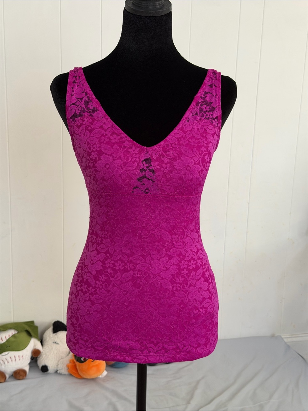 Women’s Lace V-Neck Tank Top - Fuchsia Pink size XS